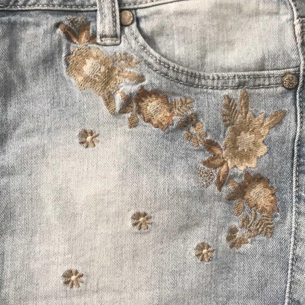 💥SALE💥 🔴2/$10 Rue21 Floral Embroidered Mid Rise Shorts - Picture 3 of 7